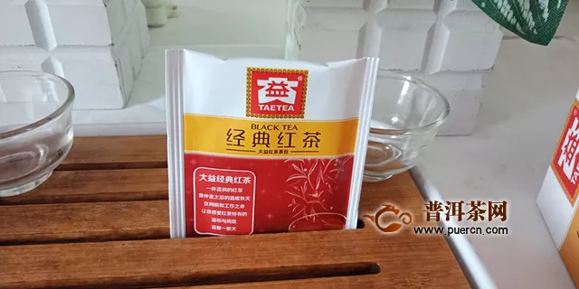 2017年大益经典红茶：大益行天下，经典好滇红