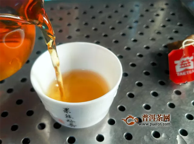 2017年大益经典红茶滇红：香气纯正，入口温和。