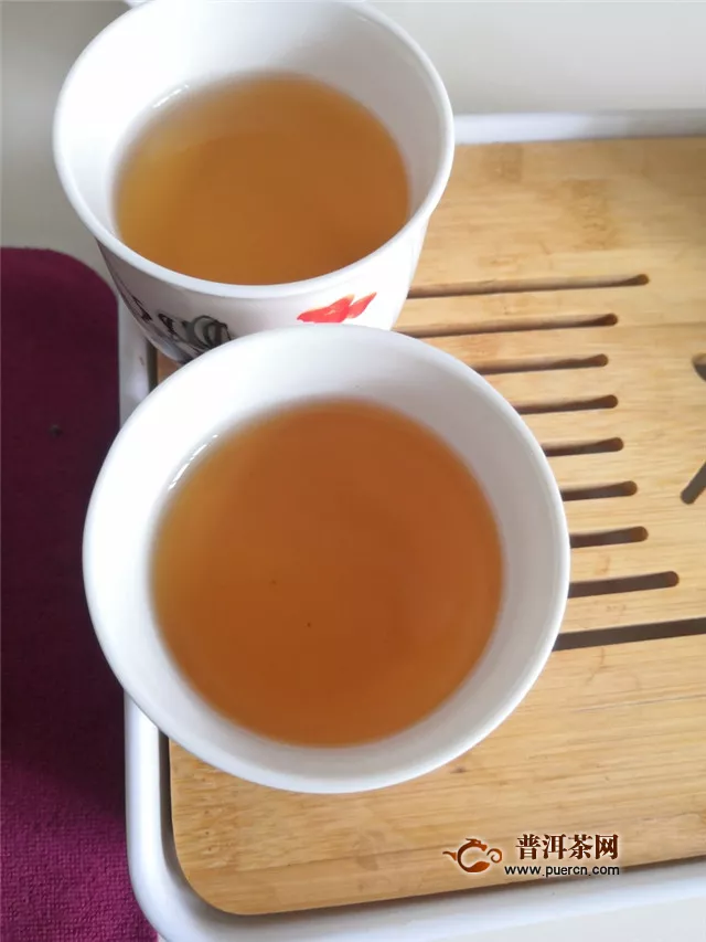 初品2019年龙园号勐海七子饼茶：回甘不错，耐泡度高