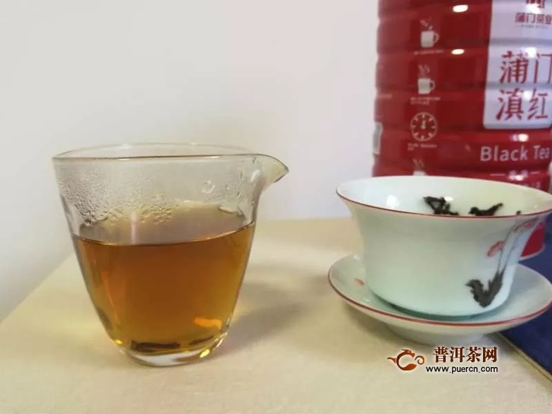 什么样的玻璃杯适合冲泡滇红茶？