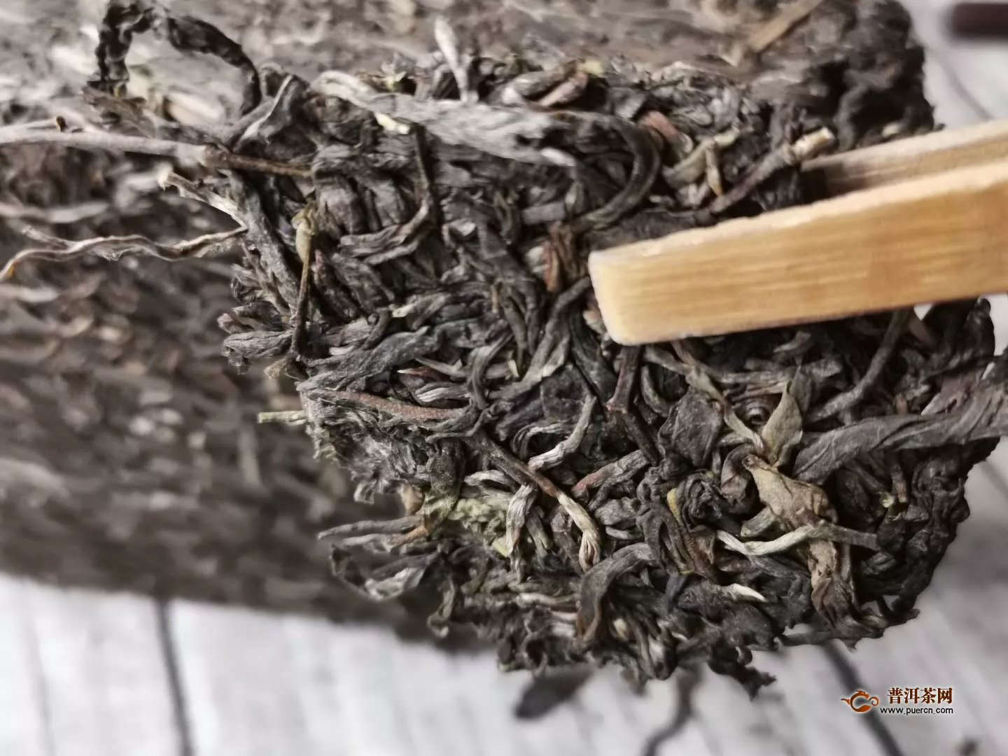普洱茶撬茶的方法