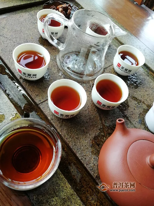 世事都如烟，世味煮成茶：2019年七彩云南普洱陈香饼•红印熟茶