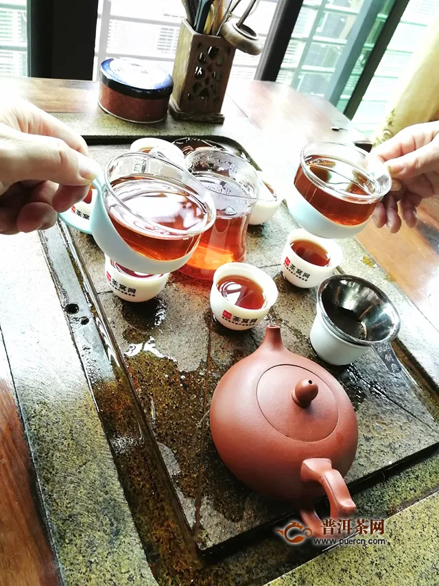 世事都如烟，世味煮成茶：2019年七彩云南普洱陈香饼•红印熟茶