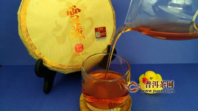 汤色酒红亮丽，汤感醇厚糯滑：2019年洪普号雪藏熟茶