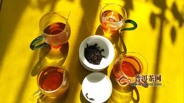 汤色酒红亮丽，汤感醇厚糯滑：2019年洪普号雪藏熟茶