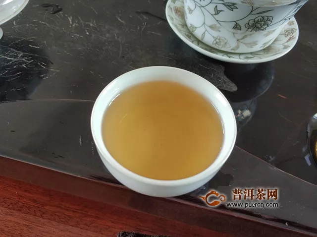 汤色金黄透亮，汤质醇厚：2017年普秀甲级沱茶
