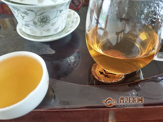 汤色金黄透亮，汤质醇厚：2017年普秀甲级沱茶