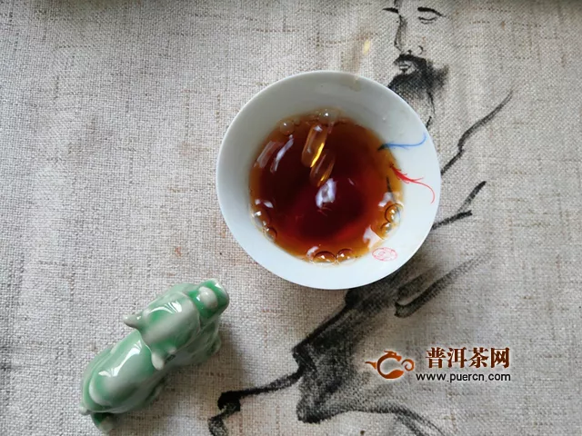 香气纯正，醇厚甜润：2020年兴海茶业地韵三星熟茶
